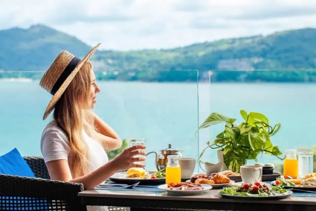 Co oznacza HB w hotelu? Zrozumienie wyżywienia i kosztów Co oznacza HB w hotelu? Zrozumienie wyżywienia i kosztów