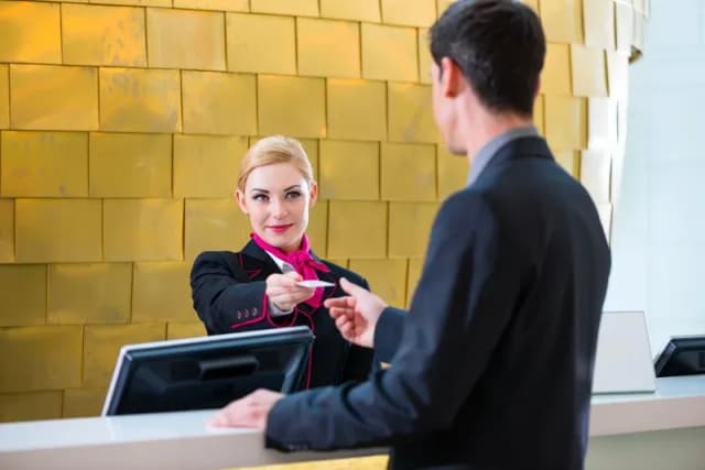 Co robi recepcjonistka w hotelu? Odkryj jej kluczowe obowiązki Co robi recepcjonistka w hotelu? Odkryj jej kluczowe obowiązki
